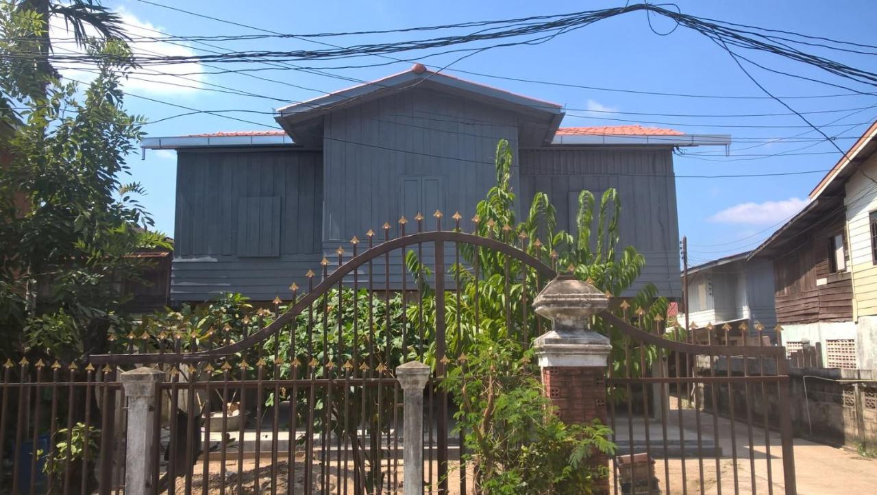 Vanpila Savannakhet Bagian luar foto